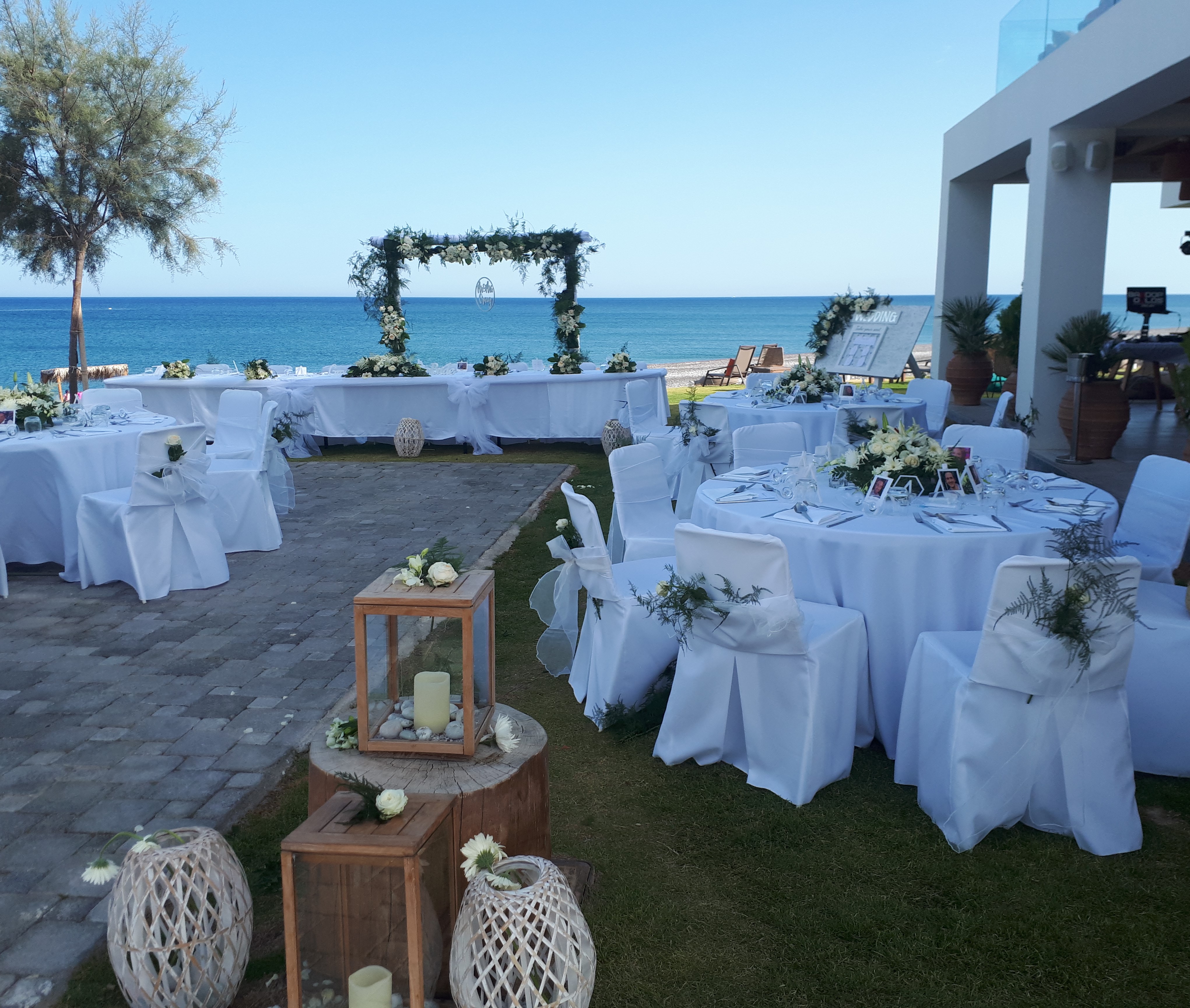 Image: http://www.bookyourweddingday.com/images/media/uploadfiles/wedding dinner with floral arch overlooking the beach in front of Bhodi Bar.jpg